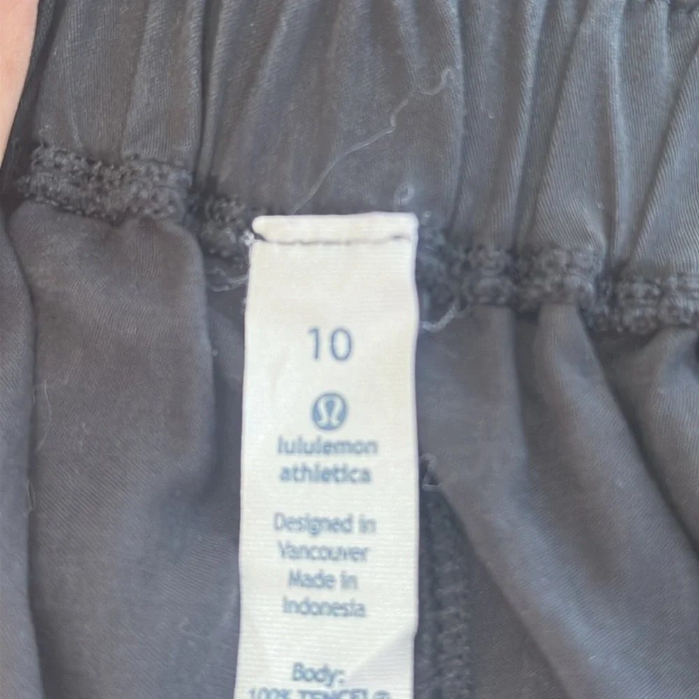 Lululemon Athletica Wake & Flow Shorts in Black Size 10